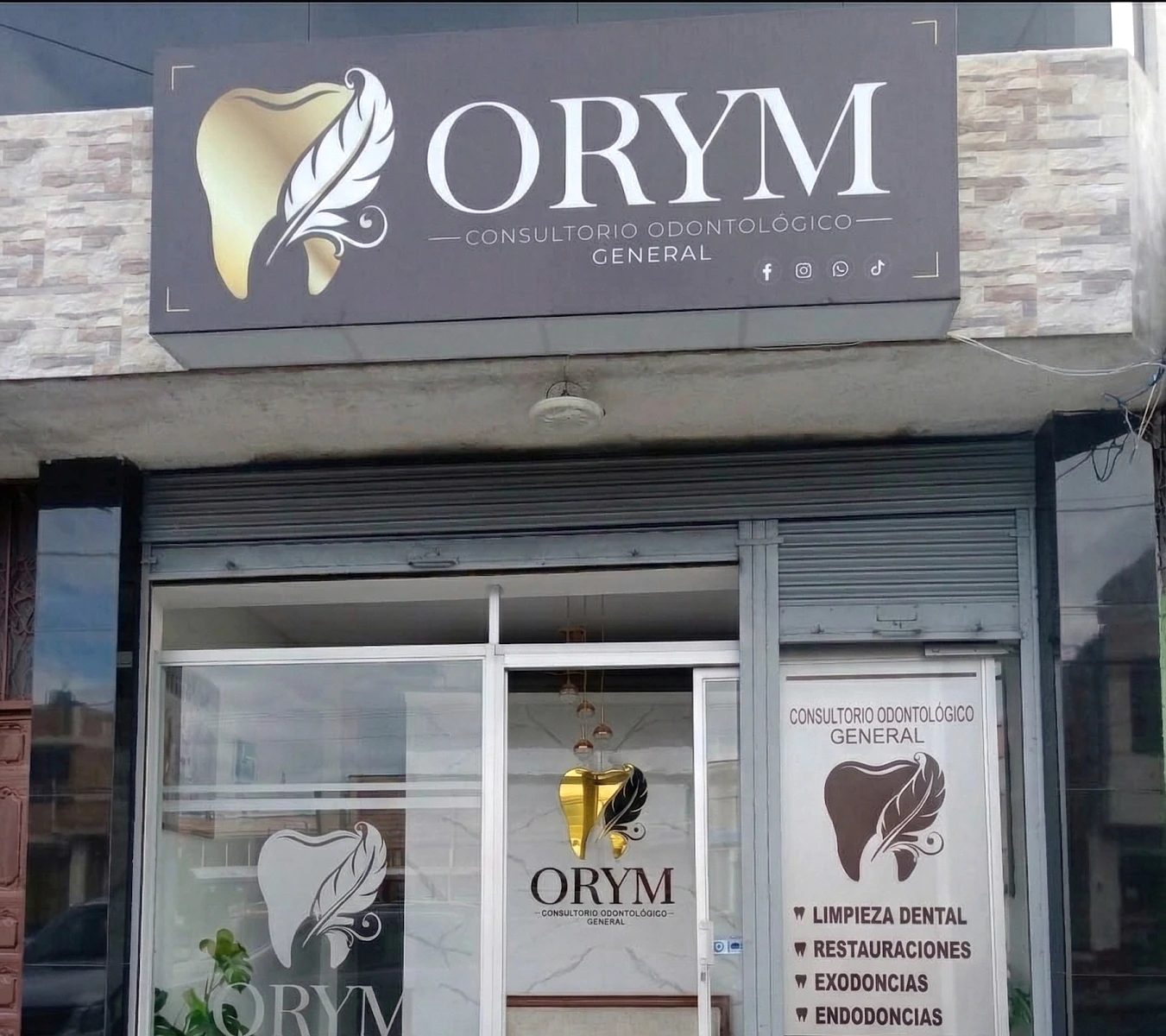 Fachada de ORYM Consultorio Dental con su letrero