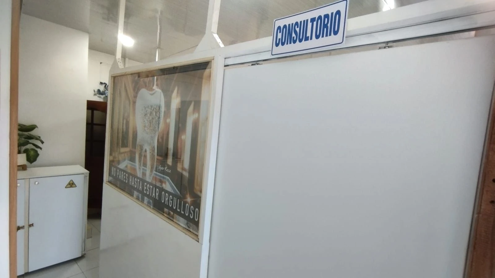 Pasillo del consultorio ORYM con el letrero Consultorio