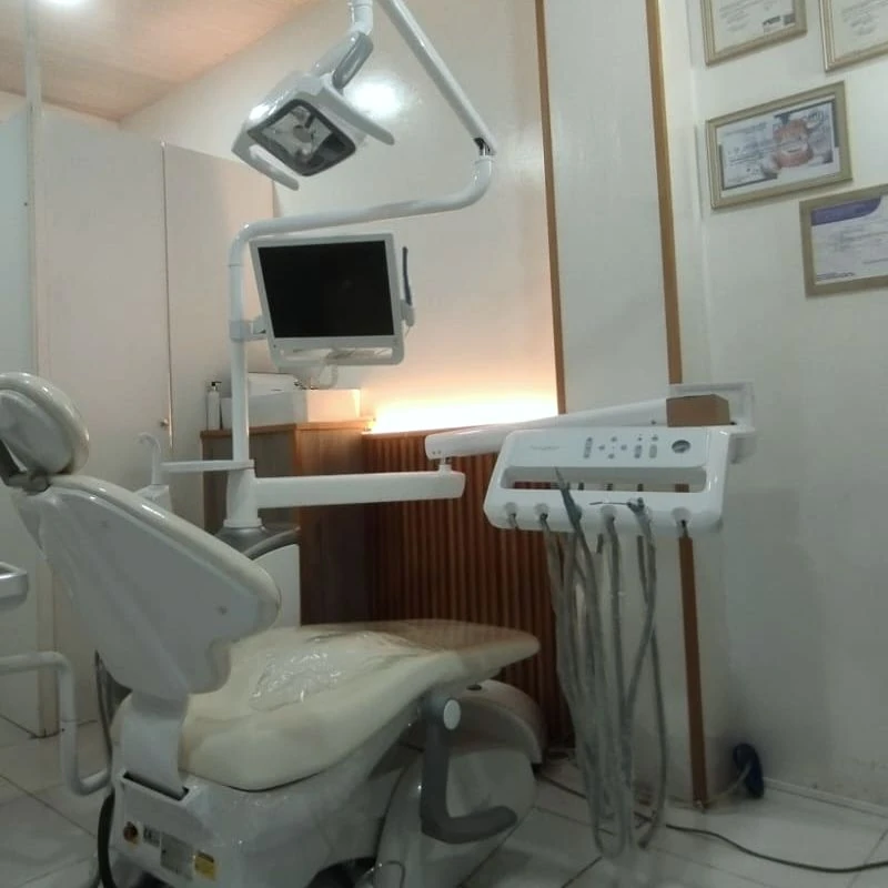 Detalle de la unidad dental y el monitor de ORYM